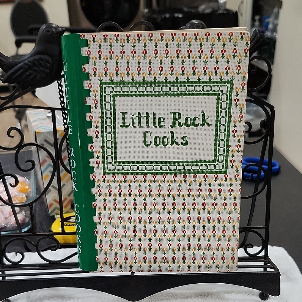 VINTAGE 1972 'LITTLE ROCK COOKS' COOKBOOK